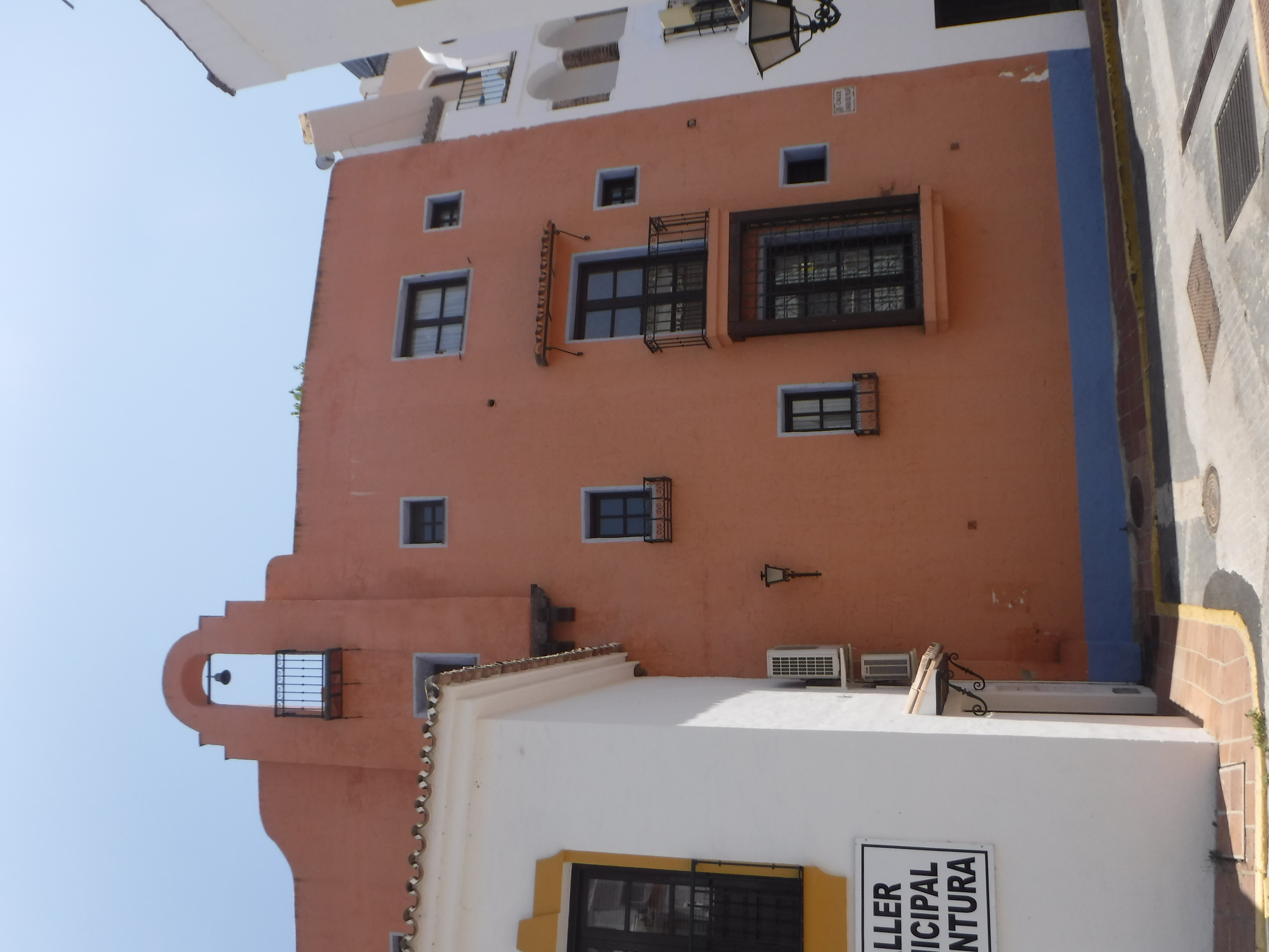 Architectuurdetail van een gebouw met ramen in Benahavis, Spanje.